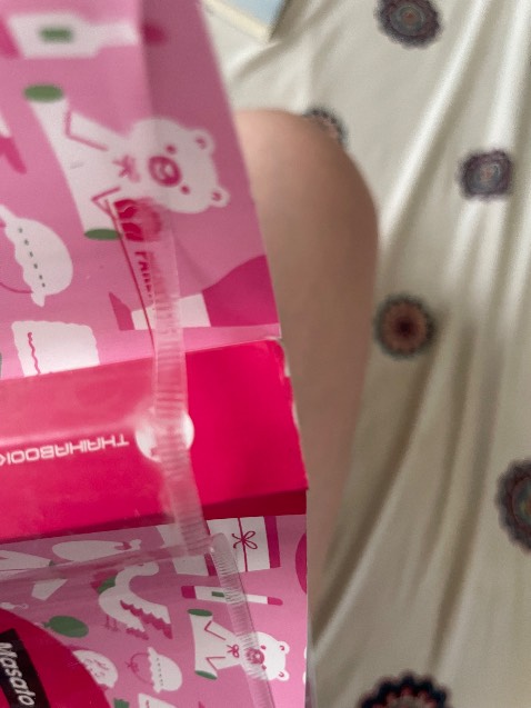 Giao thì chậm hơn dự kiến,
Sách mua 1 lần cũ nhăn góc, bên trong thì dơ, phải đổi lại
Sách mua lần 2 hở keo gáy, cái bìa với cái ruột tách ra luôn 
Riết chán…