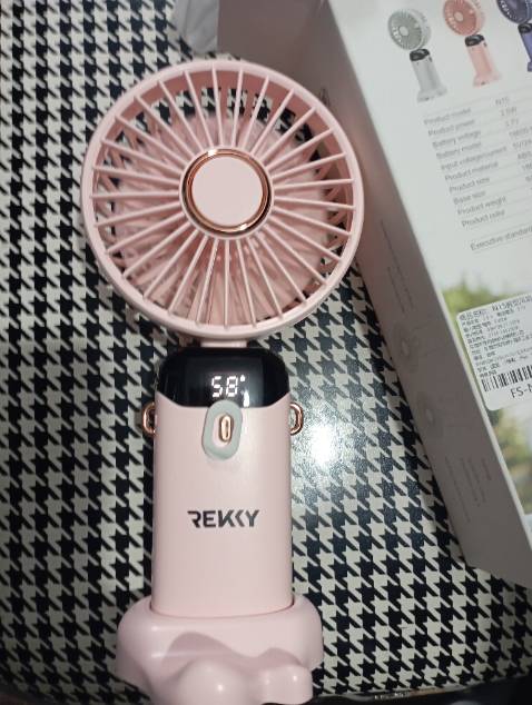 Quạt nhỏ gọn, mình dùng cả ngày mới hết pin tiện dụng
