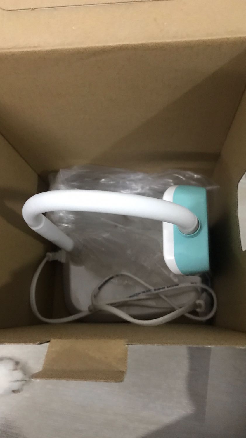 Giao hàng nhanh chóng, hàng vẫn nguyên vẹn, tiền ship rất ok. Lưu ý nhỏ là giao màu ngẫu nhiên nên không chọn màu mình muốn được. Đèn có 3 chế độ và 3 độ sáng cho các chế độ. Dễ sử dụng. Dây hơi ngắn, vừa đủ tầm bàn lùn thôi. Còn độ bền để sử dụng mới biết