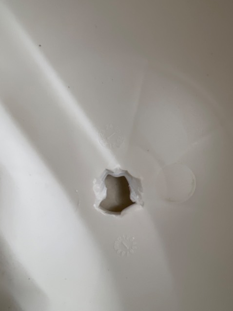 Hàng giao nhầm hay sao ấy, nhận hàng mà chả thấy giống với hình ảnh trên shop, vừa bóc ra đã gãy chốt rồi thì làm sao gắn trục vô để giặt cây lau nhà được. Thùng nhựa ọp ẹp, gãy chốt, không có sách hướng dẫn. Mình muốn trả hàng do đã hư hỏng không thể sử dụng được.