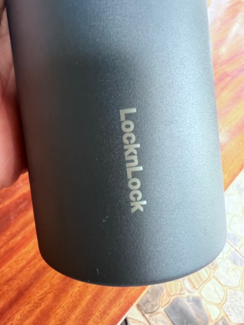 Quảng cáo và giao không đúng hàng.