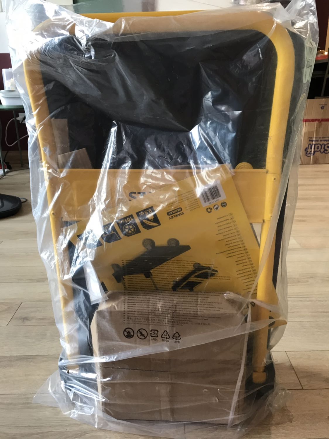 Hàng giao đúng hẹn, nhanh. Sản phẩm trông bề ngoài đẹp, chắc chắn, đường nét, cho tiết sắc sảo, có vẻ đúng là hàng chính hãng. Chưa sử dụng nên chưa biết có bền không nhưng nhìn bề ngoài và kết hợp với hãng sản xuất là hãng của Mỹ (dù vẫn SX ở TQ) thì cũng hi vọng và tin tưởng hơn là mấy hãng vô danh của tàu với Nhật rởm

GÓP Ý: Nên có luôn cái cờ-lê để khách hàng lắp cho tiện. Chả đáng bao tiền mà KH sẵn sàng trả thêm. Giờ lại mất công đo kích thước rồi lóc cóc đi tìm hàng sắt mua cờ-lê đúng cỡ mới lắp vào được, rất là bất tiện