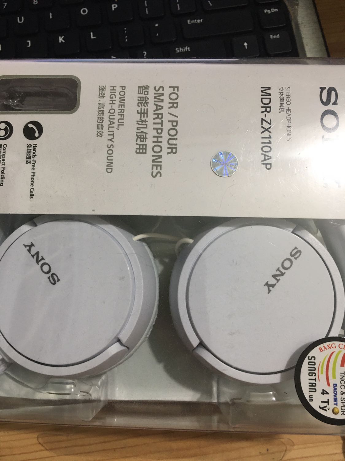 Tai nghe rất ổn và phù hợp với giá tiền
Tuy nhiên, giao hàng không có túi bóng chống xóc ở trong nên tai nghe giao tới thì bị móp một vài chỗ
Mình đeo tai nghe lâu mà sẽ bị đau tai cho mình đeo mắt kính nên bị kẹt gọng kính
Nhưng mà mình thấy là nên mua