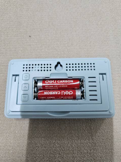 Nhỏ gọn xinh xắn, tặng kèm 2 cục pin Deli. Dễ sử dụng. Tiếc là KHÔNG CÓ ĐÈN NỀN, nên trời tối thì không nhìn được. Nhỏ gọn xinh xắn, tặng kèm 2 cục pin Deli. Dễ sử dụng. Tiếc là KHÔNG CÓ ĐÈN NỀN, nên trời tối thì không nhìn được.