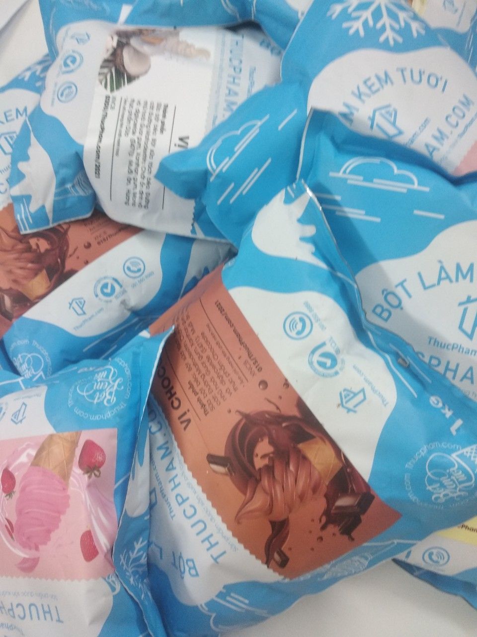 Luôn hài lòng với chất lượng của kem thucpham.com. Hy vọng rằng shop luôn sẵn hàng để em có thể lấy được lâu dài. Nhà mình bán máy làm kem khách mê quá trời luôn
