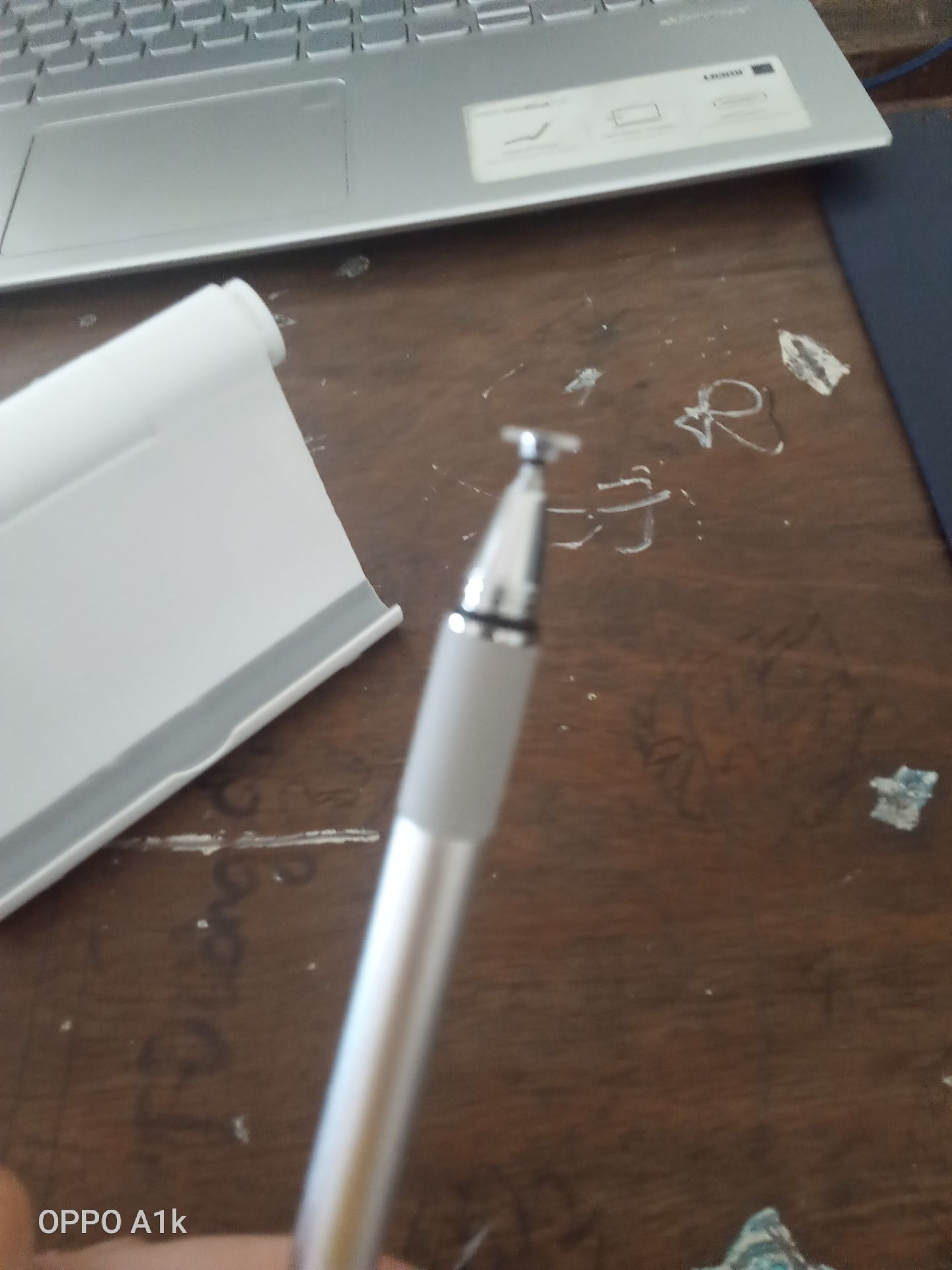 Shop giao hàng nhanh, sản phẩm chất lượng tốt, đúng theo giá tiền. Dùng cảm ứng rất mượt, ko bị xước cảm ứng, đầu kia còn có bút bi, mực viết tốt, có thể thay thế ngòi đúng như quảng cáo 2in1. Đóng gói sản phẩm cũng tốt!