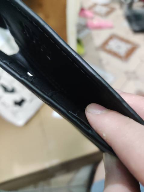 da mềm nhưng mức độ hoàn thiện chưa cao: bo viền bị hở như ảnh