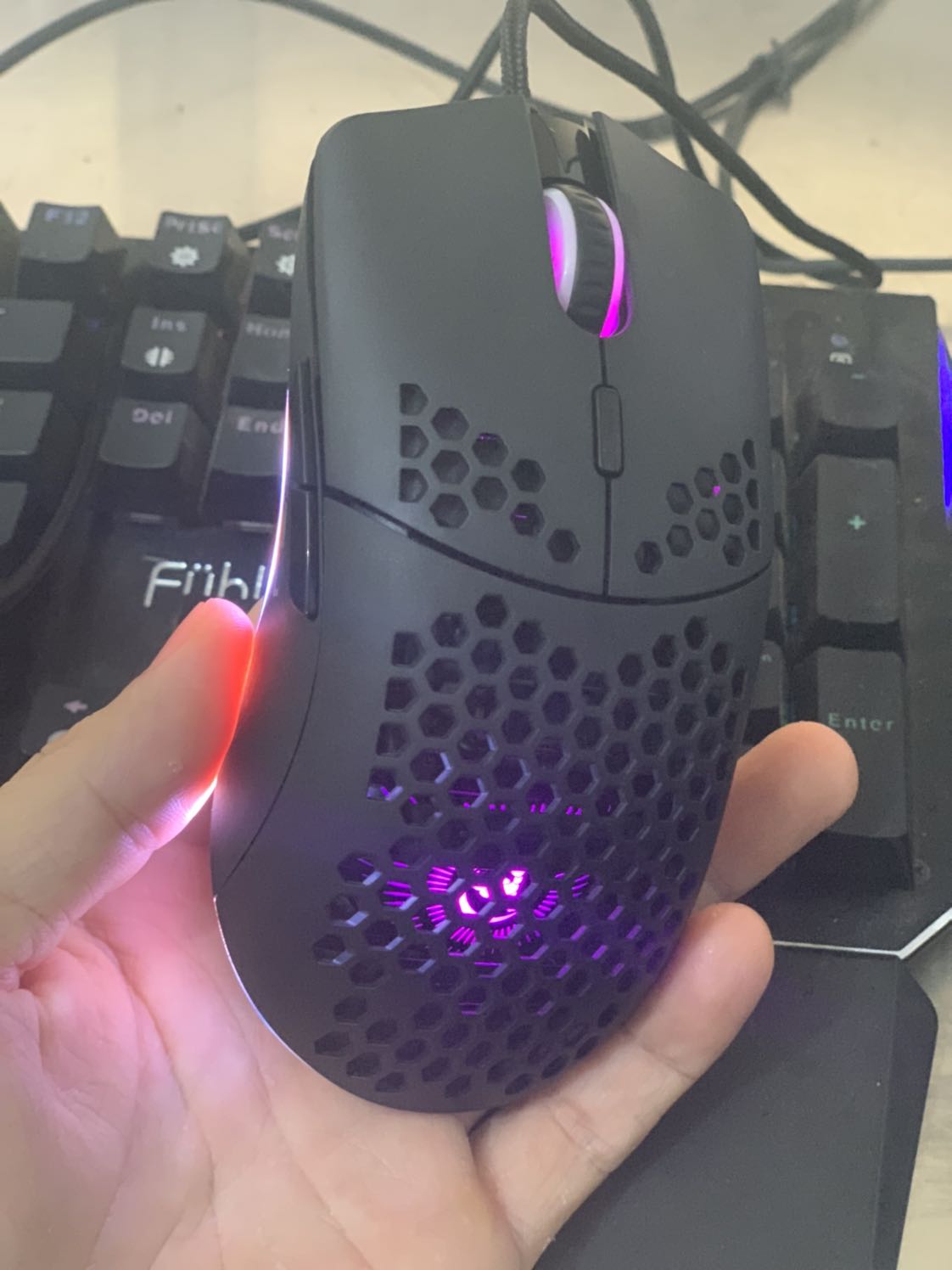 Nói chung phải cầm lên tay trải nghiệm mới đánh giá hêys được sản phẩm. Thiết kế rất lạ xuyên thấu bằng lỗ tổ ong, cầm tạo cảm giác lạ thoáng tay. Logo đèn led rất tuyệt vời, đèn led kiểu rất công nghệ. Chuột nhanh nhạy, bấm nảy. K có gì để chê