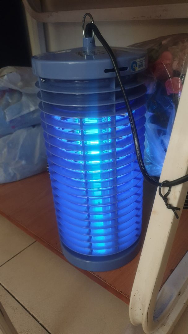 Đây là thành quả để từ 6g tối đến 6g sáng. Không biết có phải do muỗi bị đốt cháy khét hay ít bị đèn thu hút mà không thấy xác muỗi nhiều. Nói chung đèn hoạt động ok, đã thử nghiệm gần 1 tháng