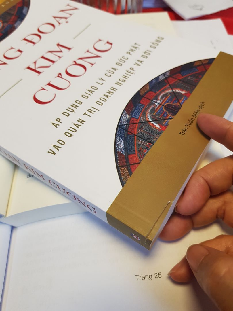 Mình mua combo 2 cuốn! và 1 cuốn bị lỗi như hình gửi. Rất buồn hix hix