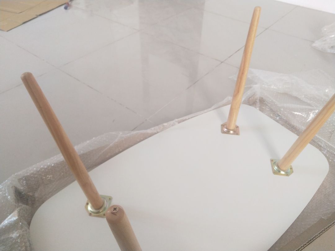 Tiki giao hàng sớm 5 ngày, chất lượng đóng gói OK, chất lượng hàng tốt như mong đợi. Chân bàn dễ lắp và khá chắc chắn. 
Có 1 chân bị ngắn khoảng 3mm, với mình thì khá dễ xử lý bằng cách vặn thêm 1 cái đinh vít vào dưới cái chân bị ngắn, tuy nhiên nếu sàn nhà dễ bị trầy xước (gỗ, thảm...) thì nên bọc cái đinh vít bằng vải hoặc cao su.