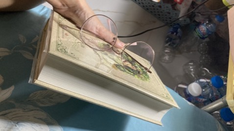 Sách bìa cứng dày dặn và chắc chắn. Nhận được mà thích quá thích luôn. Tiki gói hàng lúc nào cũng kỹ lưỡng nên miễn chê rồi.