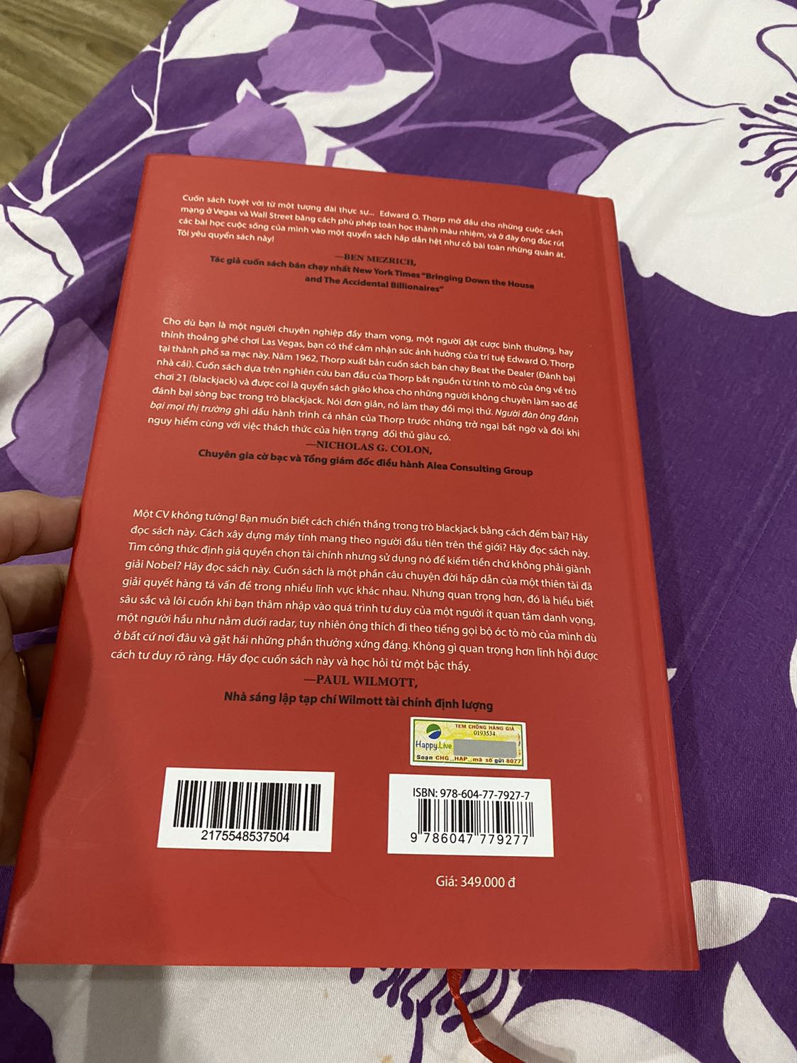 Một cuốn sách thú vị của Edward Thorp, nhân vật xuất chúng với trí nhớ dài hạn được rèn luyện từ bé, cho tới khi ông trở thành tiến sĩ toán học và đánh bại nhà cái, sau đó là phố Wall. Một cuốn sách thú vị và rất đáng mua!