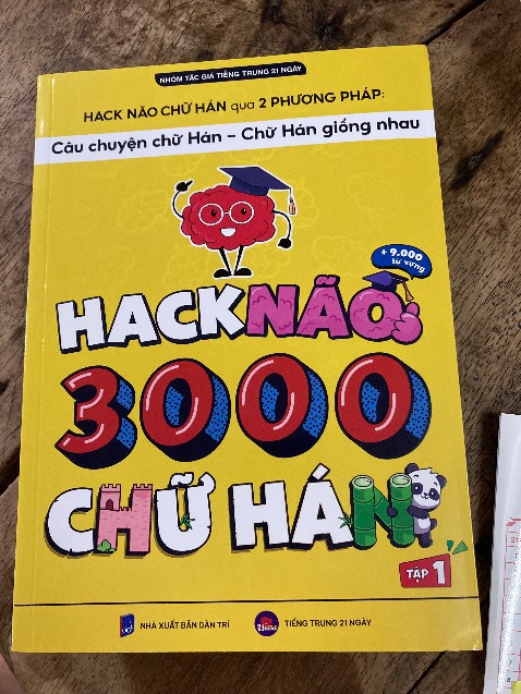 Sách thú vị hơn mong đợi. Còn có quà tặng dễ cưng.