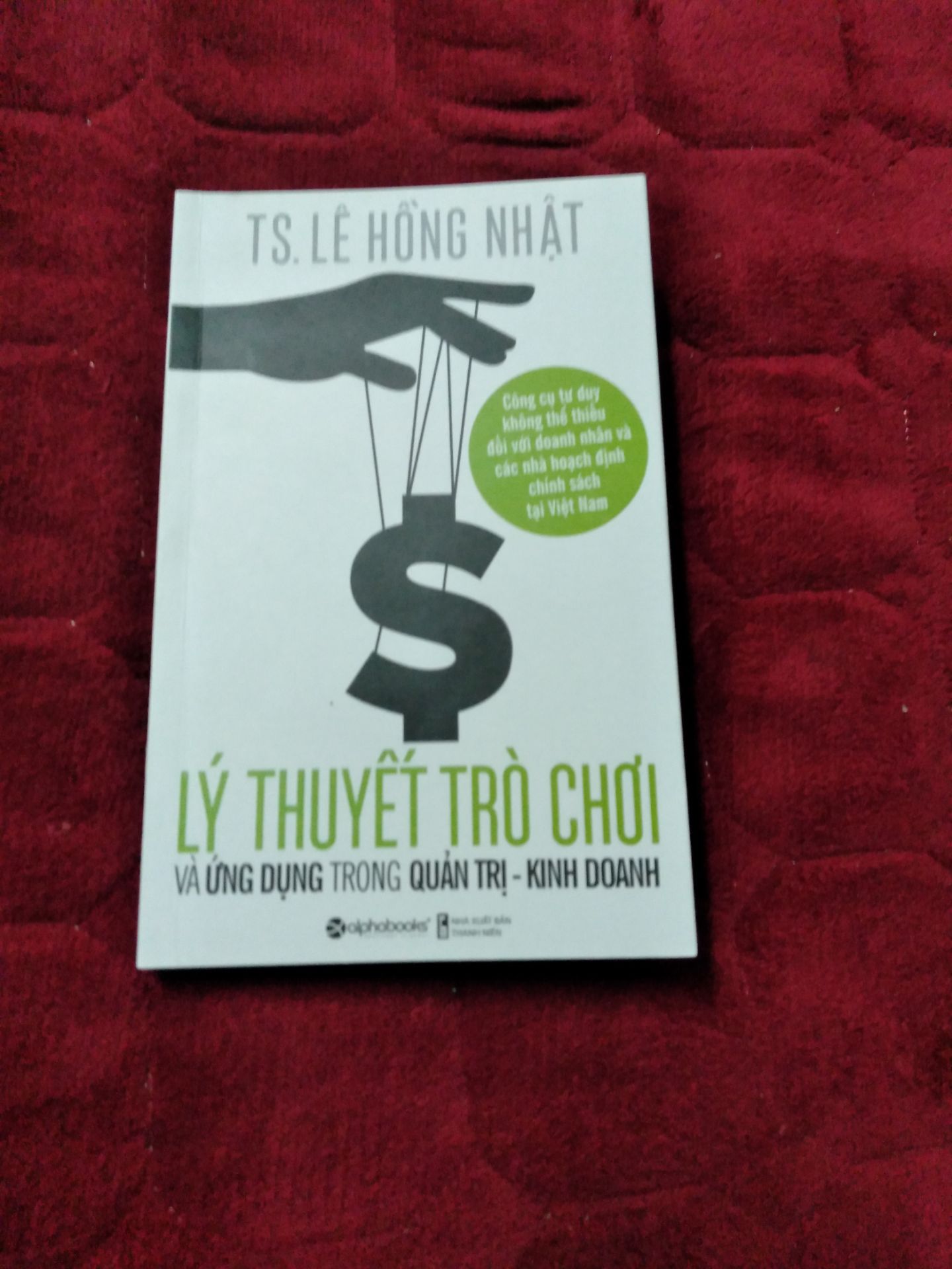 mua nhầm cuốn này rồi.... tưởng là cuốn trí tuệ kinh doanh vs lý thuyết trò chơi ai ngờ không phải tiki thì không có luôn mới chết. ai mà quan tâm chính trị như thế nào chứ. viết thì như luận văn. sách hay thì không có sách tào lao một đống. từ nay về sau tôi sẽ không sách trên tiki nữa. mọi người đừng mua cuốn này nha. thiệt là không dám khen tặng.