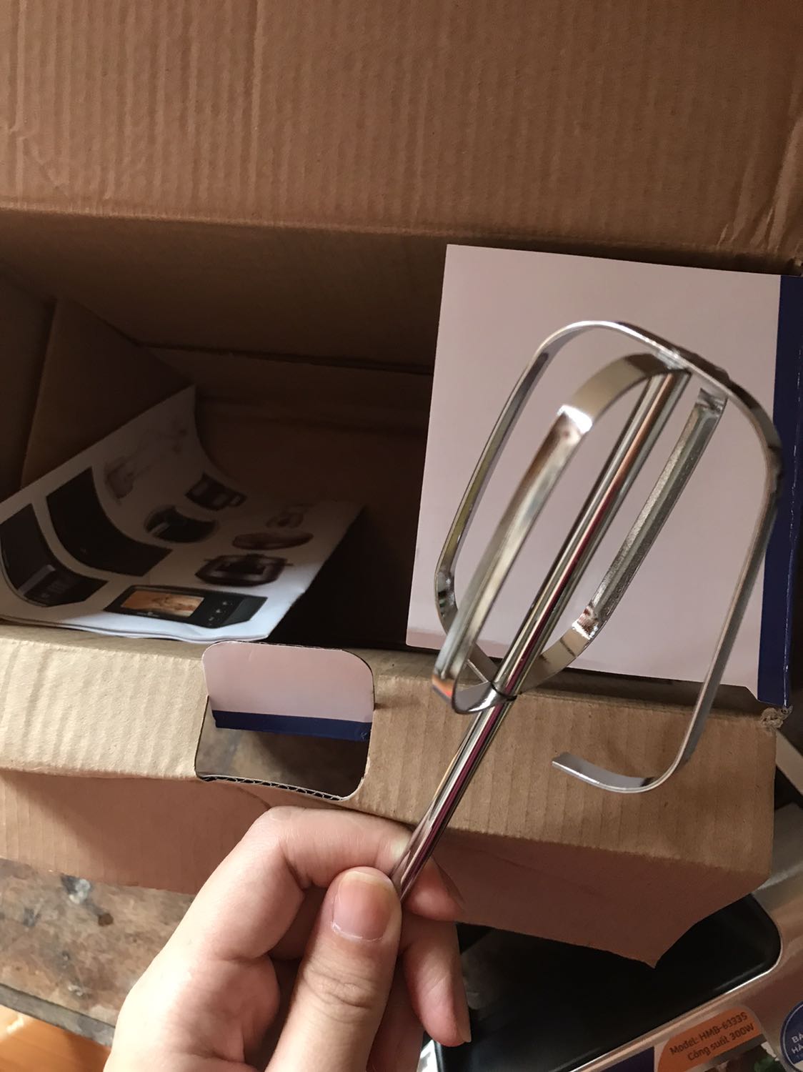 Hàng vừa mở ra đã thấy bung mối hàn trong khi hộp bên ngoài nguyên vẹn. Vậy tức là không phải do đơn vị vận chuyển mà do người giao hàng không kiểm hàng trước khi giao. Đặt hàng từ ngày 22, dự kiến giao hàng ngày 31. Mà đến tận ngày mùng 4 mới giao. Lâu hơn giao hàng quốc tế.