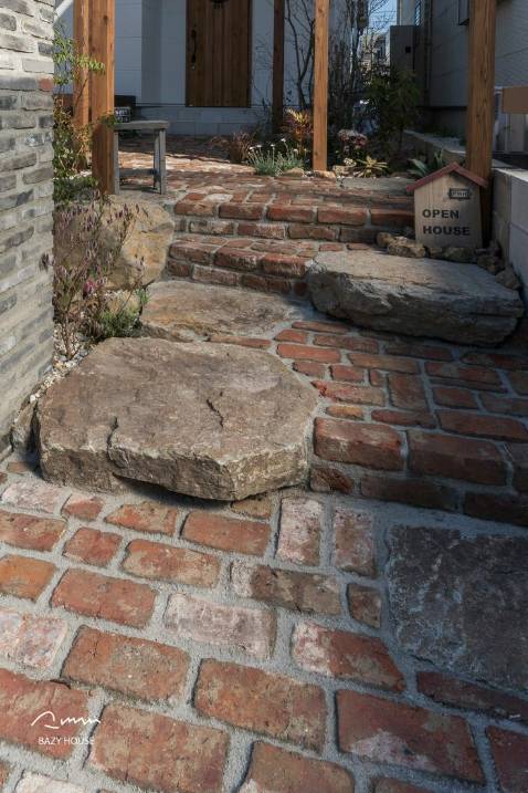 Nội dung hay nhưng font chữ kiểu ngày xưa rất khó đọc. Cá nhân mình thấy nó làm giảm tính thẩm mỹ của cuốn sách. Hy vọng nxb thay đổi font chữ giống như những cuốn khác của tác giả.