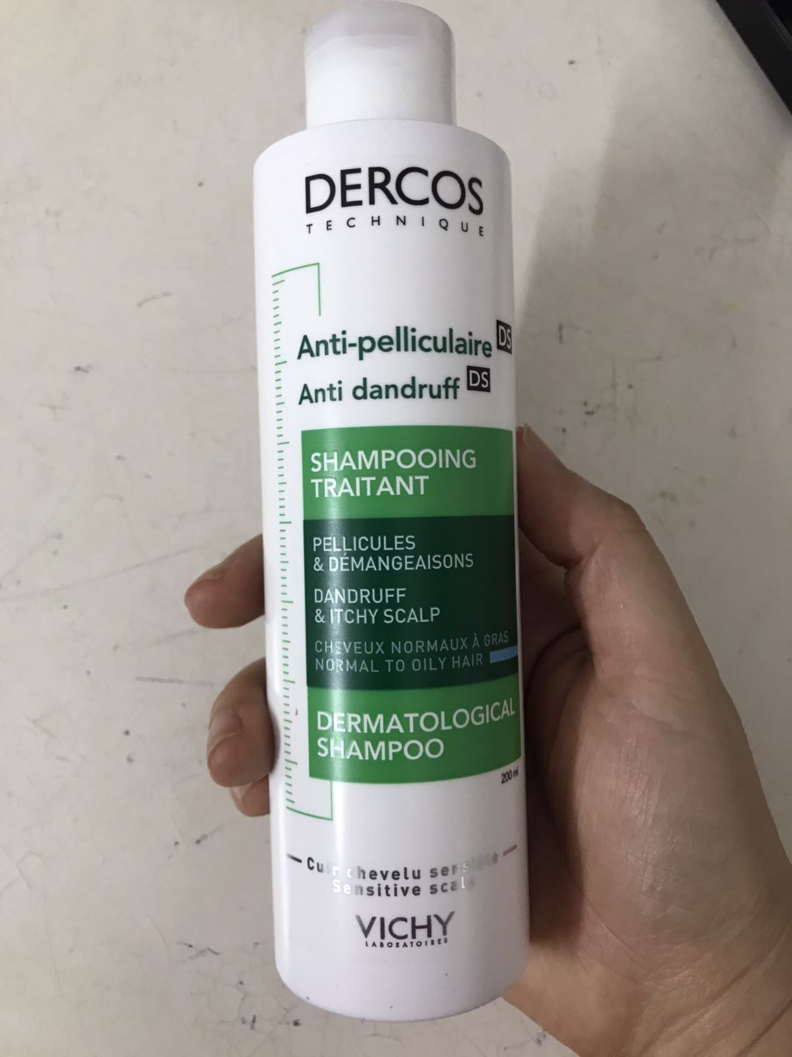 Mới dùng lần đầu, thấy giảm gàu và nhẹ đầu hẳn. Nên dùng thêm dầu xả để tóc mượt, đỡ khô nhất là trong mùa đông hanh này.