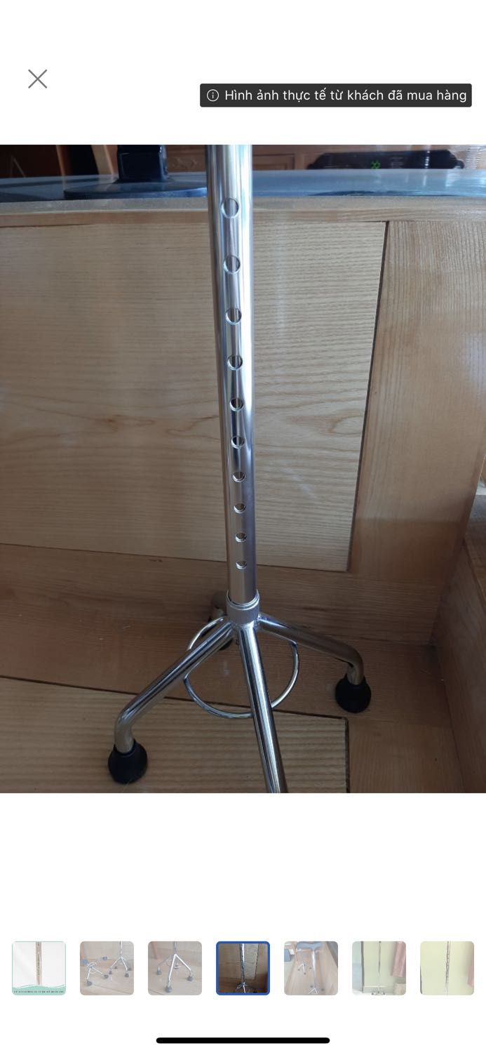 Hàng giao nhanh nhưng không giống mẫu đã đặt (4 chân đều nhau quanh vòng tròn), gậy mình nhận chân đế bị lệch bên ngắn bên dài, cho hỏi đây là lỗi hay NSX chủ tâm thiết kế như vậy ah, lại cập kênh ko chắc nữa.
Thật sự là ko yên tâm khi sử dụng cây gậy này. 
Tiki có thể đổi hàng không ah. 
Cám ơn Tiki