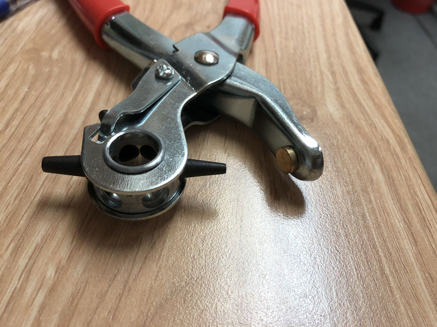 Bị thiếu 2 “punch hole” là sao shop nhỉ? Mà đúng 2 cái sizes mình cần. Giờ mình muốn đổi lại hàng