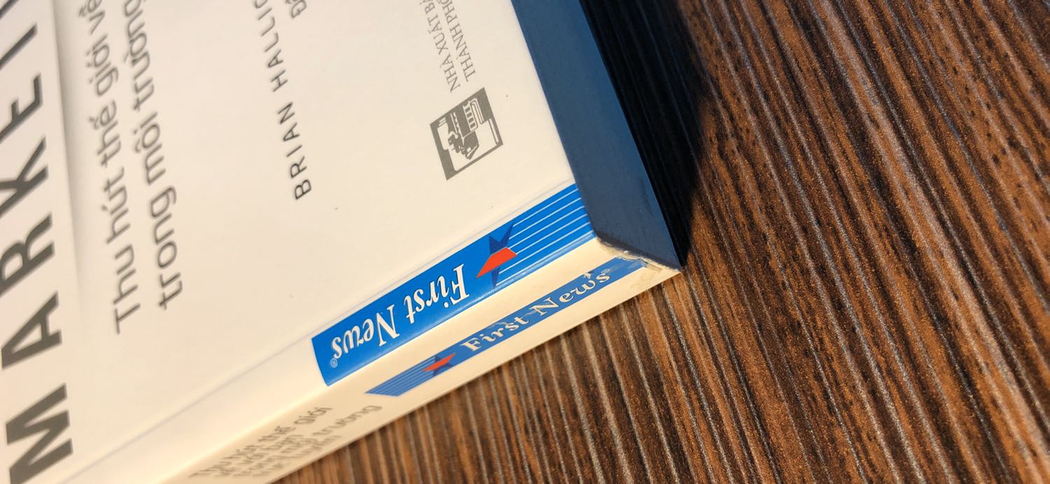 Trong nhà sách FAHASA, cuốn này được đóng trong bìa nilon sạch sẽ và kín, nhưng ở đây cuốn sách được giao trần trụi, đặt trong hộp carton lỏng, nên va đập lọc cọc trong lúc vận chuyển, các góc đã không còn thẳng thắn và gọn gàng nữa. Nếu có thể thì đề nghị bọc bìa nilon và chèn kỹ hơn hoặc đóng hộp vừa hơn khi vận chuyển.