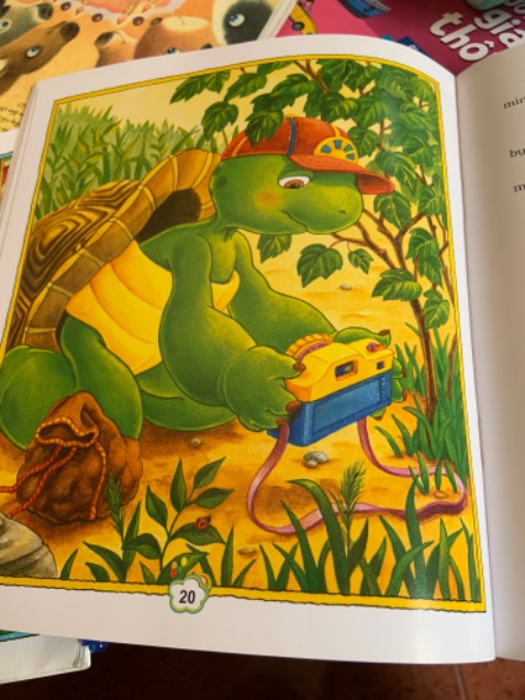 Màu ngã vàng nâu nhiều quá, ko thật như mấy quyển khác mình có như quyển tập xe đạp hay quyển sấm chớp