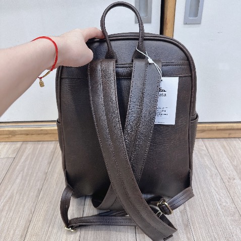 Chất da mềm mại không cứng như mấy loại khác thương hiệu này gđ mình dùng lâu rồi okila lắm