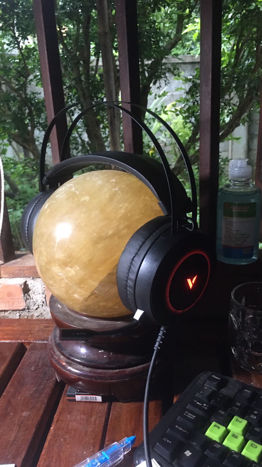 Giao hàng khá nhanh, đóng gói đẹp. 
Tai nghe đẹp nhưng hơi nặng đeo dễ bị mỏi và Mic thu âm còn chưa dc tốt lắm.