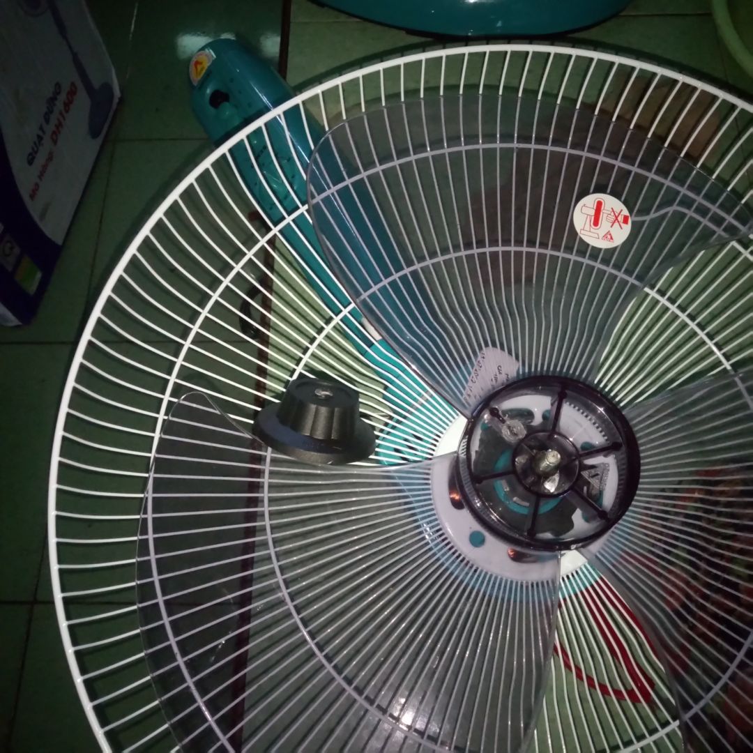 Tôi mua chiếc quạt này giá 410+ 1*** phí vận chuyển tổng cộng lần đầu tiên là 510.000đ. Sau 3:00h từ khi nhận được hàng,Tôi phát hiện khóa cánh không tài nào mở ra được, để lắp cánh vào.Tôi báo ngay cho bên Tiki. Tiki yêu cầu làm đủ mọi thủ tục chụp hình nhắn tin.....sau đó Tiki cho Thu hồi sản phẩm.  được mấy ngày Tikithông báo: 'Lỗi do khách hàng không phải lỗi do nhà bán, nhà bán sản phẩm tốt (!!!!!)nhà bán yêu cầu muốn khắc phục thay khóa cánh mới phải trả thêm 50.000 tiền phí. Tôi đồng ý (mặc dù không phải lỗi của khách hàng). Đến khi Tôi nhắn tin gọi điện hỏi nhà bán, họ nói ngoài 50.000, họ đòi thêm 120.000 vận chuyển hồi lại hàng. Tôi cũng đồng ý. Lần thứ hai nhận được sản phẩm, khóa cánh họ thay cho, nhưng khóa cánh này không có ren vặn trơ hết, không thể sử dụng được, sau khi kiểm tra quạt, tuốc năng điều chỉnh tốc độ bị gãy, khi cho quạt chạy quạt kêu rất to được một lúc bầu quạt cầm nóng bỏng cả tay. Tôi bực mình lấy búa đập nát.Tổng cộng chiếc quạt mất 680.000đ không sử dụng được. Một bài học nhớ đời khi mua hàng ở shop này. Một kiểu làm ăn lưu manh chụp giật *** đảo. Tôi nói lên đây để mọi người cùng biết... shop này là Phương Đông.. Hình ảnh này là hình ảnh lần thứ hai Tôi nhận được lại sản phẩm.