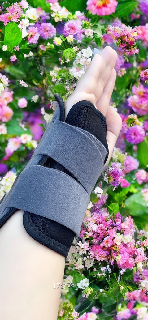 Sản phẩm tốt hơn cả mong đợi. 
Sau mấy ngày chờ đợi, vì đặt hàng đúng dịp nghỉ tết dương lịch 2024 nên hôm nay mình mới nhận được đai nẹp cố định khớp cổ tay.,
Cảm giác khi sử dụng là thoáng khí,nhẹ, nhưng sản phẩm phát huy rất tốt chức năng cố định cổ tay nhờ có 2 thanh nẹp
Shop gói hàng rất cẩn thận, ship thì rất nhiệt tình, chu đáo.
Quay lại ủng hộ shop nên bây giờ đặt mua thêm 1 Đai Nẹp cố định khớp cổ tay bên phải luôn để dùng thay đổi nhé Shop 👍
Tặng shop ⭐️⭐️⭐️⭐️⭐️