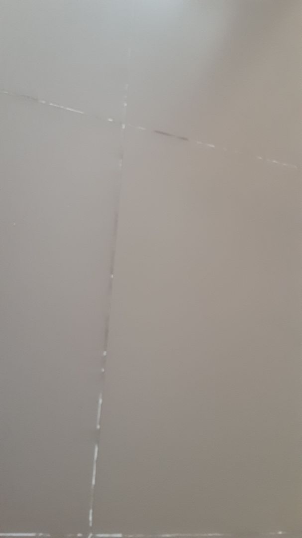 mặt cân ko nằm yên, bỏ đồ vào cân cứ nghiên qua nghiên lại, nghiên mỗi chỗ thì trọng lượng khác nhau,không biết sao cho đúng. tóm lại hối hận khi mua loại này