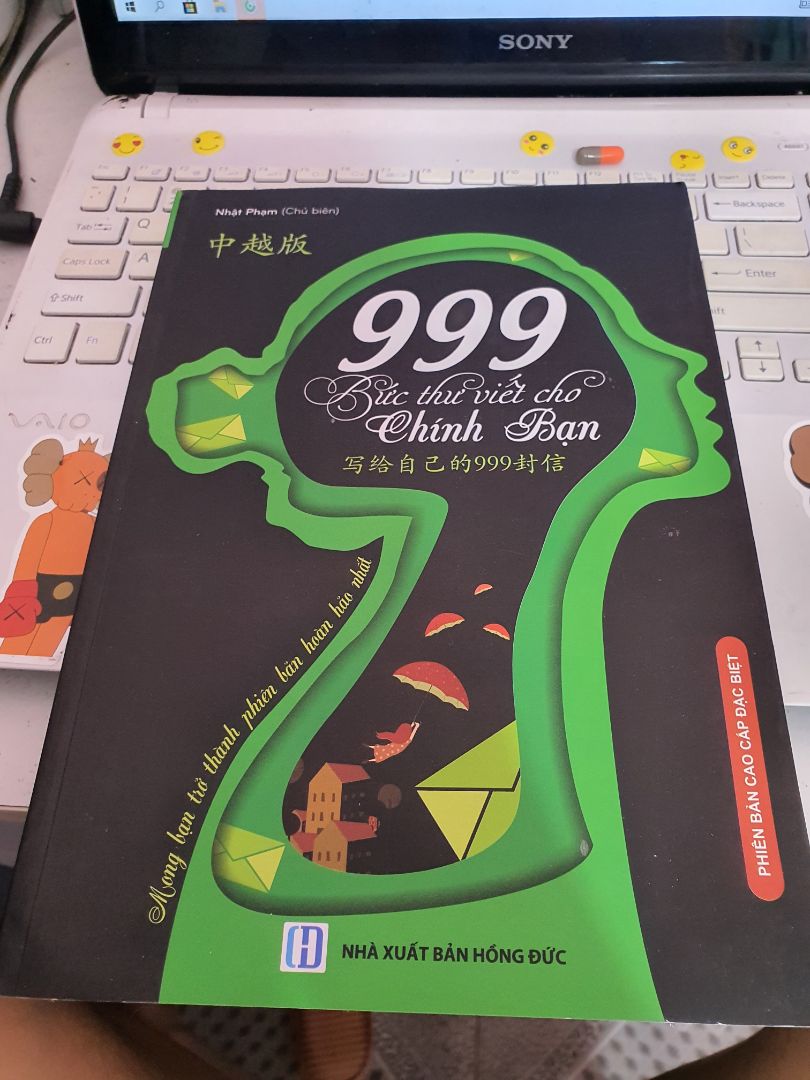 không nhầm thì trong hình mình thấy sách có bìa cứng nhưng mà giao hàng đến thì lại là bìa mềm. hmmmn. nhưng sách rất tốt mình khá thích. còn gửi ken đĩa CD. shop đóng gói rất cẩn thận. sẽ tiếp tục ủng hộ 👏👏👏