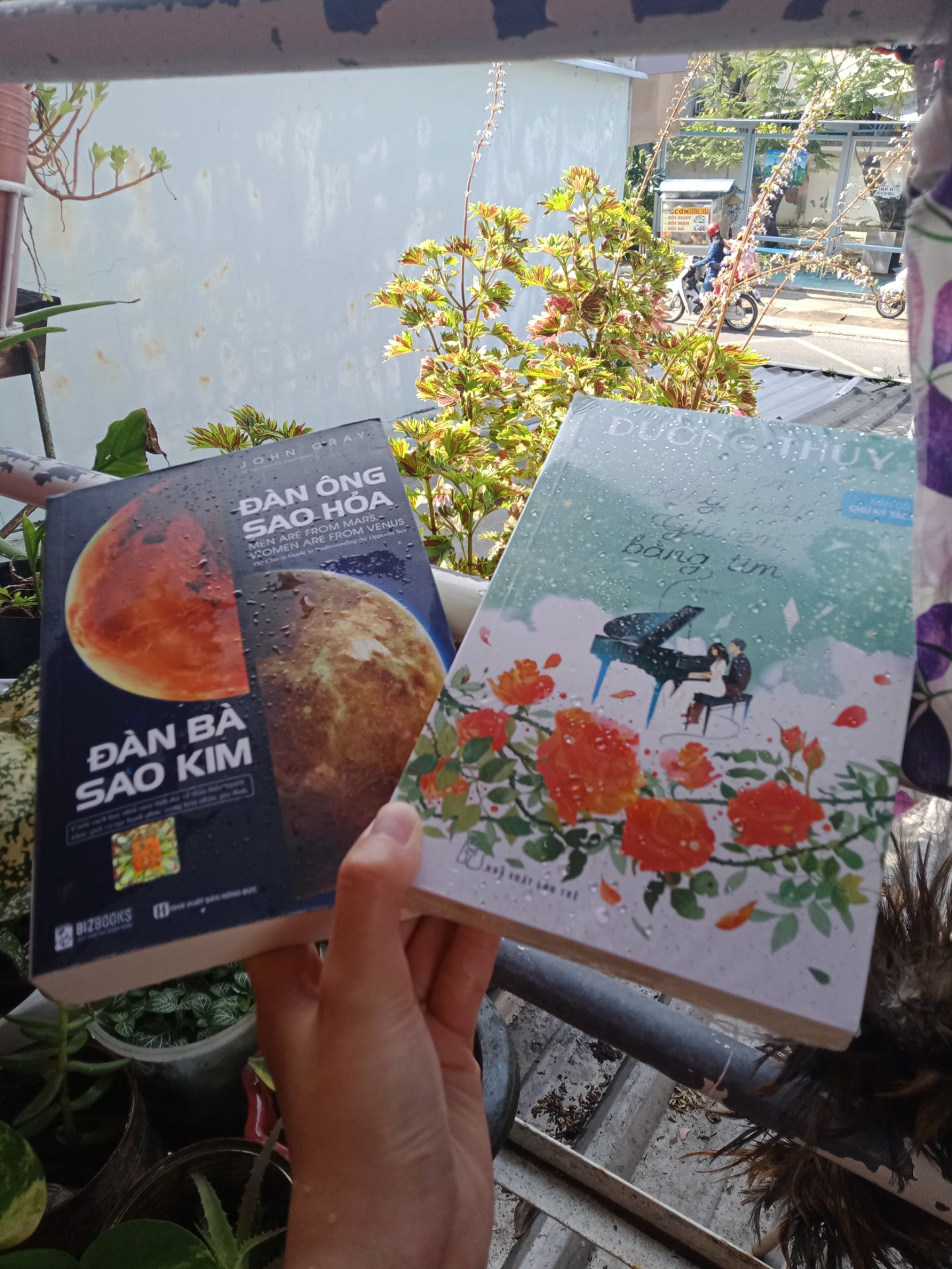 Sách hay, nhưng có 1 quyển k bao, hộp bị rách luôn. Bù lại quyển cô Dương Thụy thì có chữ ký