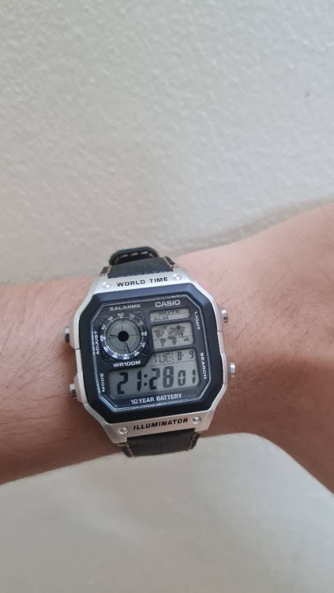 Đồng hồ có phong cách cổ điển, nhiều chức năng, chạy chính xác. Mình không thích dây kim loại nên tự mua thêm dây da, đeo lên tay nhìn đẹp hết hồn luôn. Quá hợp lý do với tầm giá.