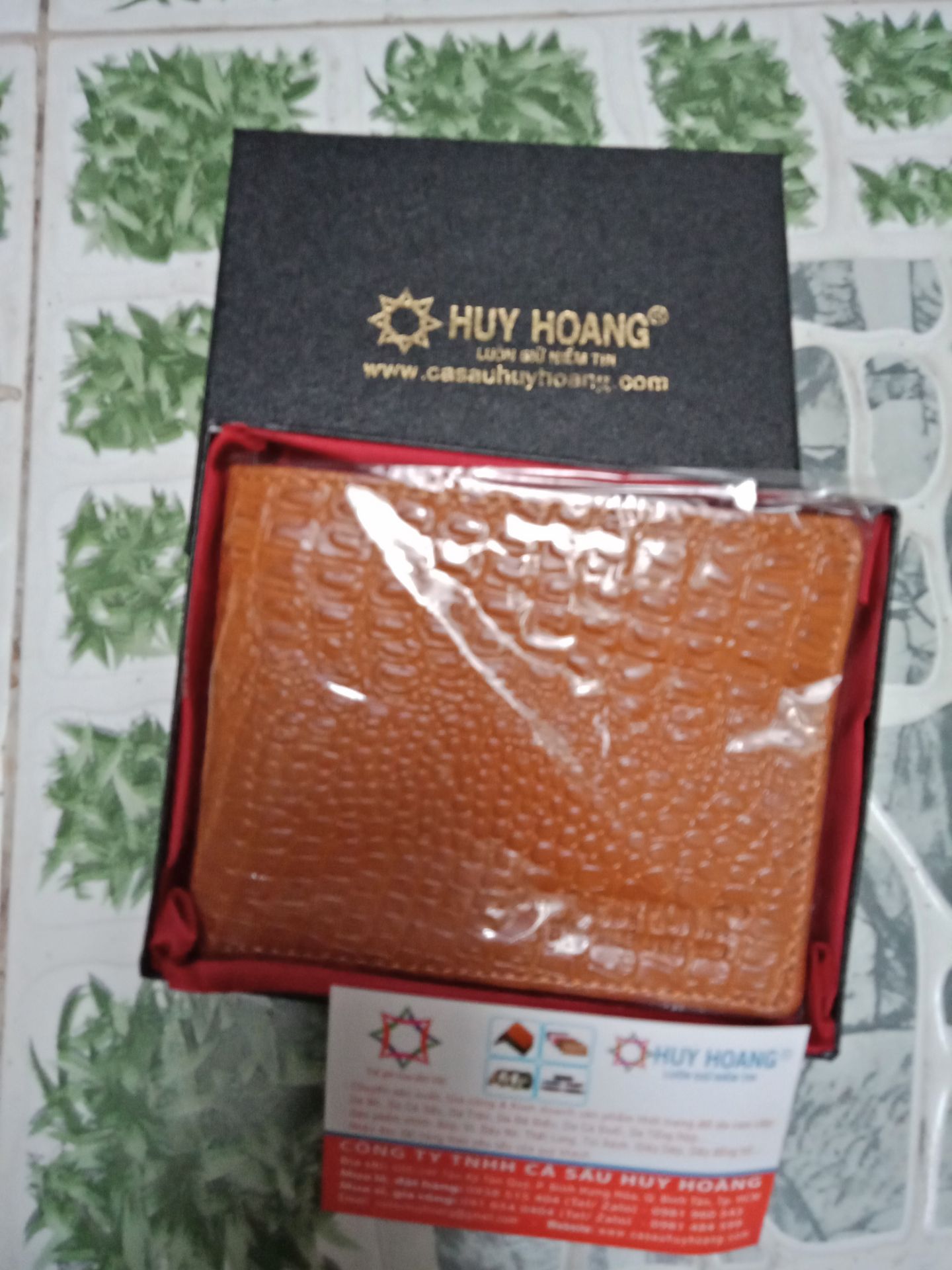 Sản phẩm rất tốt... Ví da bò thật dập vân cá sấu.... có hộp và thẻ bảo hành 1 năm...