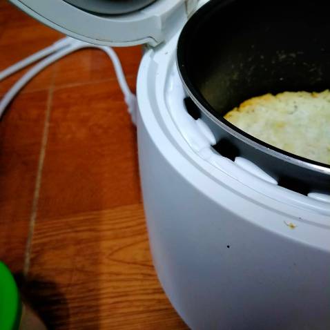 Mới mua nồi được 3 tháng.
Tự dưng vào một ngày đẹp trời cắm nồi cơm bỏ đấy rồi đi chơi về nhà thấy khói um lên. Nồi không tự nhảy cháy đen cả nồi. Vỏ nhựa bên ngoài bị nóng chảy ra hết. May không cháy nhà.