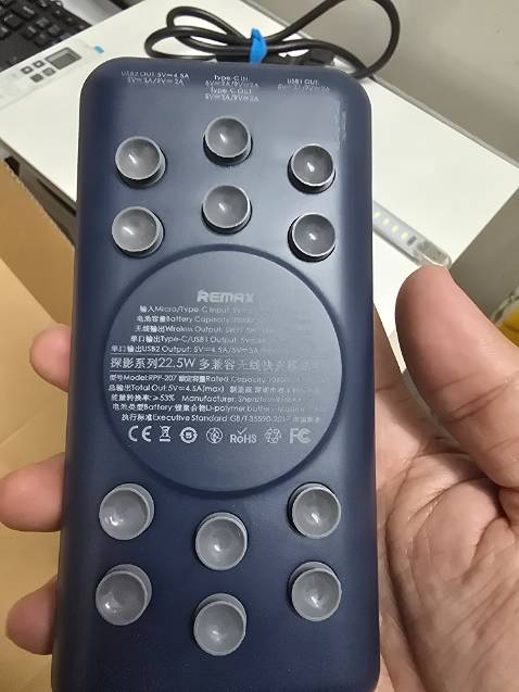 Pin 20000mAh nhưng công suất thực tế chỉ 10000, k có chức năng làm sáng đc bóng đèn led nhỏ, k hiểu vì sao. Trong khi sạc anker 5000mAh làm sáng đc bóng led nhỏ khi cúp điện