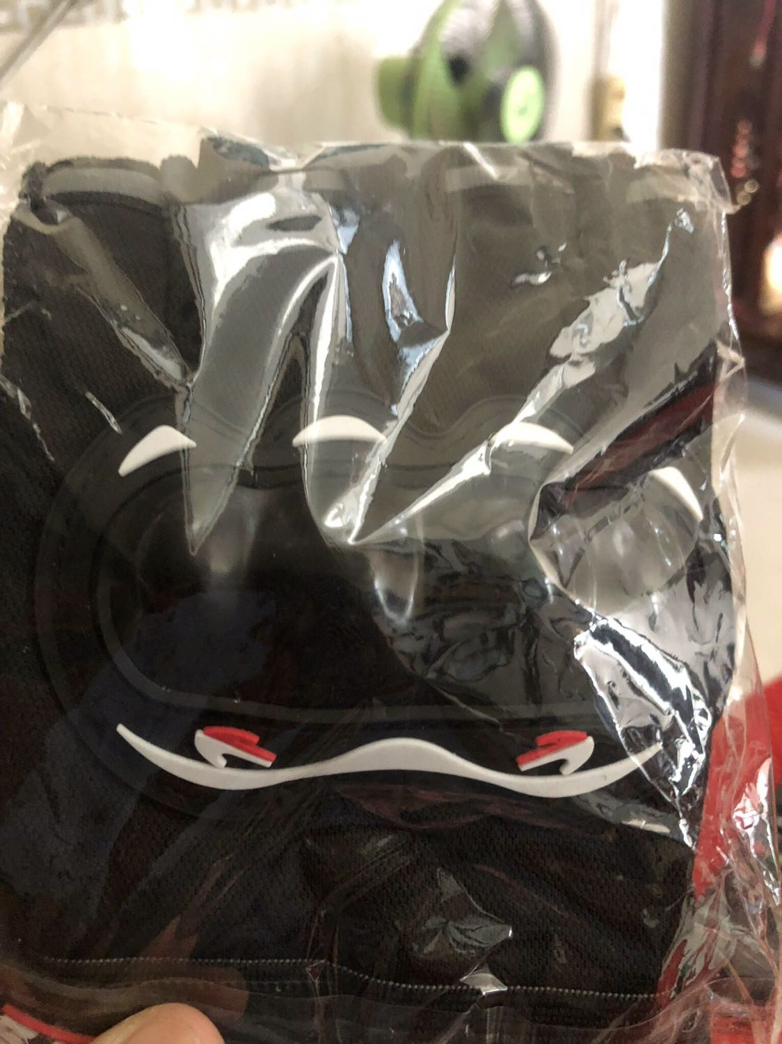 Hàng đóng gói ổn. Bao tay nhẹ và gọn, độ bền chưa biết.