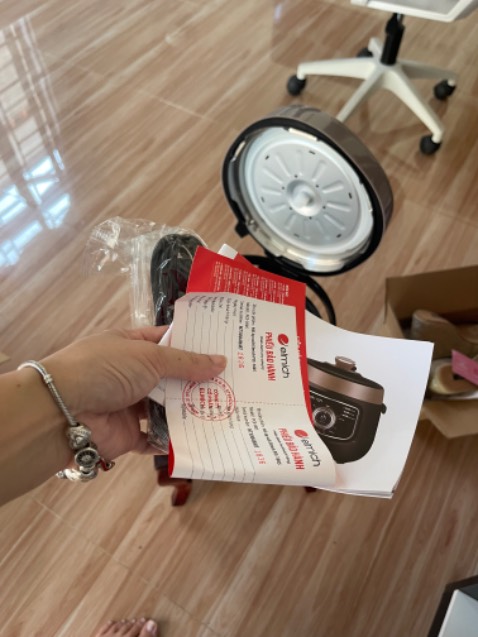 Bền chắc chắn
Hầm đồ ăn nhanh chóng mềm.
Tháo gỡ rửa vệ sinh dễ dàng
Thao tác dễ sử dụng
Lòng nồi dung tích nhử đựng được ít. Nấu tầm 2-3 người ăn