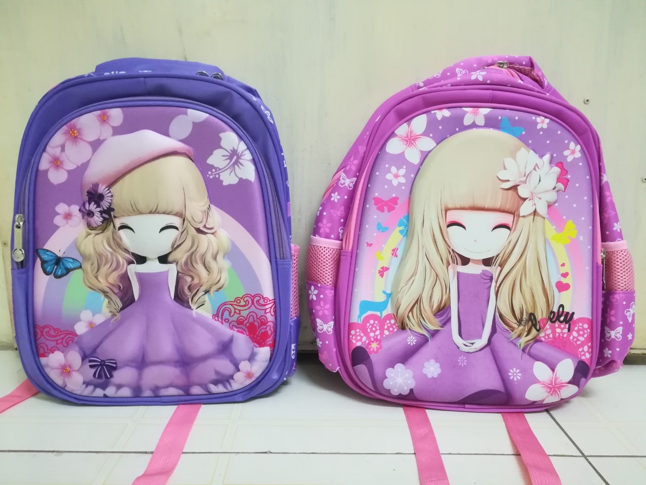 Tôi đã mua 01 ba lô màu tím của shop NATUCO thấy đẹp, hàng tốt nên người bạn nhờ mua giúp 1 chiếc y trang nhưng nhận hàng về thì hàng khác hoàn toàn từ kiểu dáng lẫn chất lượng. Màu sắc, họa tiết của ba lô ko sắc nét, đường may không kỹ lưỡng như cái trước, khóa kéo cũng không trơn bằng. Tôi lấy làm lạ mới xem lại đơn hàng thì hóa ra của nhà cung cấp KIDOS. Thật quá đáng mà, sản phẩm khác vậy tại sao a/c để cũng hình ảnh, link mua hàng lần  trước tôi mua của nhà cung cấp natuco để gây hiểu lầm cho khách. Người ta nhờ tôi mua dùm giờ thành tôi mua hàng nhái hàng kém chất lượng cho ngta, thật mất mặt quá mà… Đây tôi chụp hình cho mọi người xem , chiếc bên phải là mua trước còn bên trái là mua sau của KIDOS.