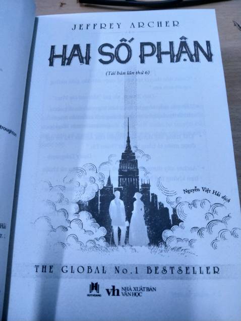 - Về dịch vụ: Từ trước đến nay, mình đánh giá rất cao về chất lượng dịch vụ cụ Tiki, đặc biệt đối với sản phẩm là sách. Dịch vụ chất lượng rất tốt, đóng gói rất cẩn thận và bảo quản khá kỉ (tuy ở góc hơi bị cong dù đã có cả miếng xốp ở trong), thời gian giao cũng khá ổn ( 3 ngày từ TP HCM)...
- Về sản phẩm:
+ Hình thức: Cách thành văn của tác giả Archer rất được đánh giá cao, cách kể chuyện và dẫn dắt vô cùng thành công khi khiến người đọc cảm nhận và hình dung được rõ bối cảnh và tình tiết câu chuyện lẫn nhân vật;...
+ Nội dung: Đây là tác phẩm kinh điển, chắc cũng không cần bàn nhiều về độ hay và ý nghĩa của tác phẩm rồi nhỉ! Giá trị của tác phẩm chỉ khi trực tiếp đọc thì mới cảm nhận được.
Nói chung, "shop và sách xứng đáng 5 sao"