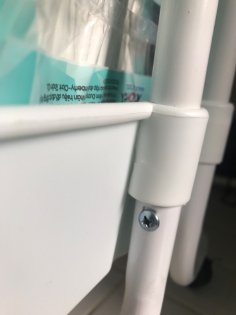 Khung sắt OK
 rỗ nhựa chất lượng không tốt và đẹp như hình. Ráp vào khung sắt không vừa vặn gây khó khăn. Mình ohair dùng búa đặo xuống hầu hết cả 3 khay nhựa mới lọt vào và hậu quả của chuyện này là 1 chiếc rỗ đã bị nứt do quá chật.