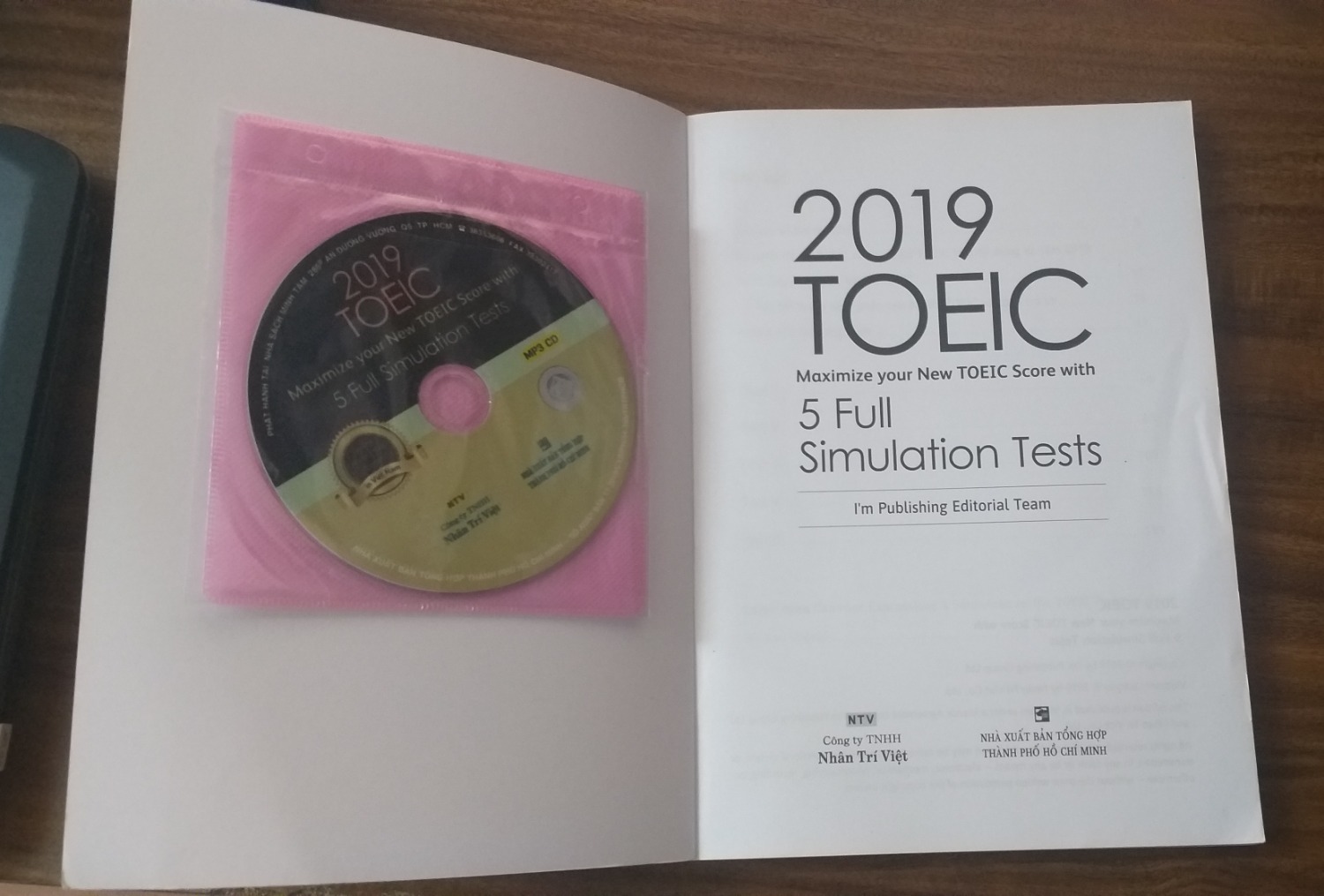 - Nội dung sách là 5 đề thi TOEIC theo format mới, có lời giải chi tiết, có đĩa CD
- Sơ lược về bài thi TOEIC, so sánh đề cũ và mới
- Xu hướng ra đề
- Mẹo làm bài thi
- Bìa hơi cũ, giấy hơi nhăn