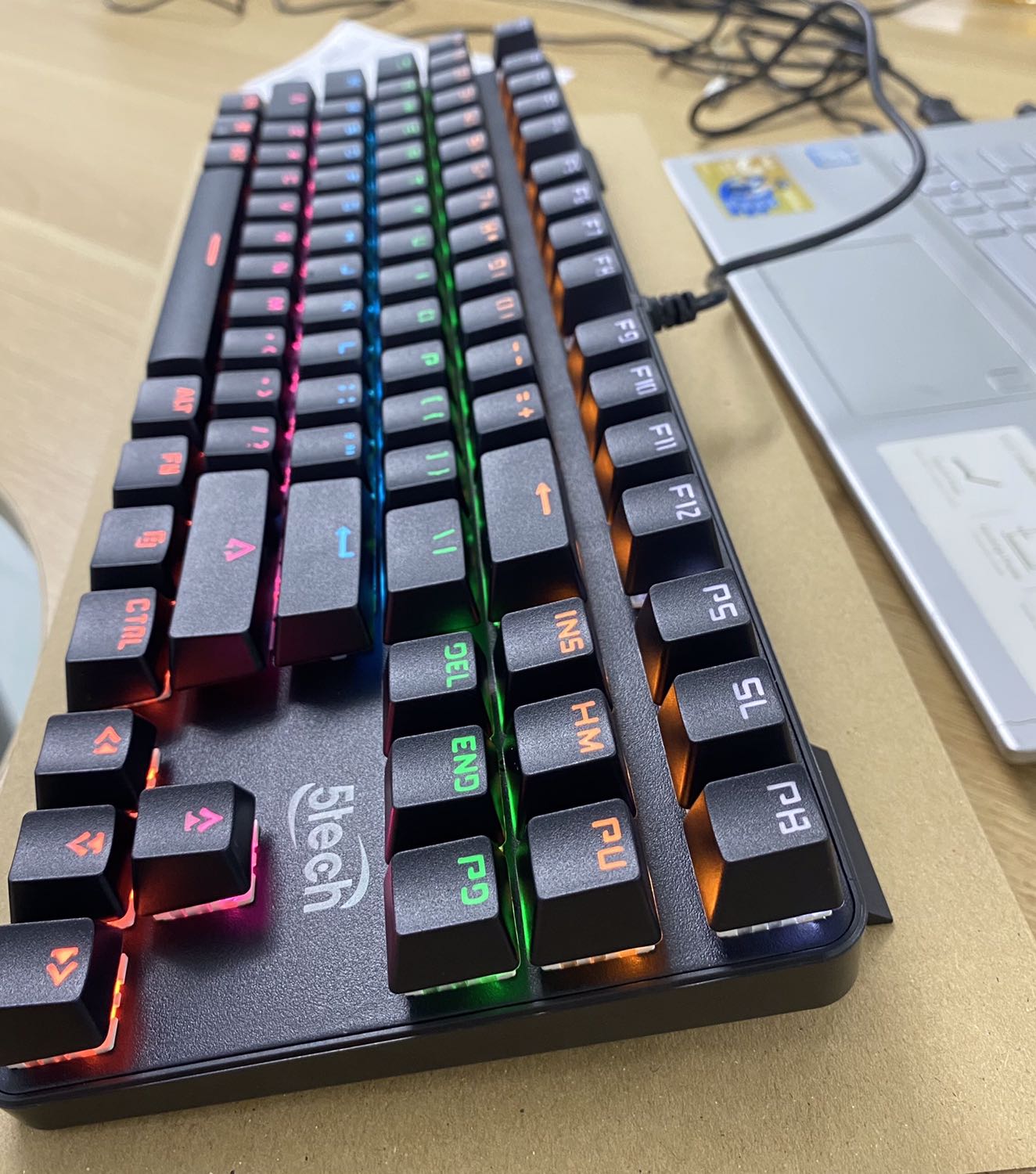 Ok quá shop ơi.Giao hàng nhanh, đóng hàng chắc chắn, màu đẹp, rất ưng nhé..., tiếng gõ phím nghe rất phê nha. Mà bấm cũng nhạy, k bị trễ. Buổi tối mà bật đèn led nhấp nháy thì quá đẹp luôn. Ncl chất lượng tuyệt vời, đáng tiền mua nhé. ae múc ngay em này đi, quả shop uy tín nhiệt tình. ưng cái bụng Ok quá shop ơi.Giao hàng nhanh, đóng hàng chắc chắn, màu đẹp, rất ưng nhé..., tiếng gõ phím nghe rất phê nha. Mà bấm cũng nhạy, k bị trễ. Buổi tối mà bật đèn led nhấp nháy thì quá đẹp luôn. Ncl chất lượng tuyệt vời, đáng tiền mua nhé. ae múc ngay em này đi, quả shop uy tín nhiệt tình. ưng cái bụng