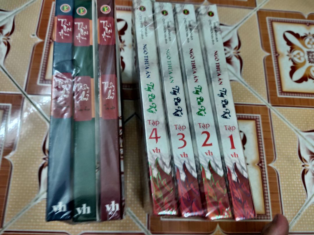 Tây Du Kí là một trong tứ đại danh tác của TQ, đặc sắc và nổi bật với những tình tiết mà có lẽ ai đã từng trải qua tuổi thơ cũng không thể nào quên được. 

Truyện là hành trình phiêu lưu vượt qua bao khó khăn gian khổ của bốn Thầy trò Đường Tăng vượt qua núi non, yêu ma, và cả những nguy hiểm rình rập kề cận.

Sách được giao nhanh, chỉ sau hai ngày đặt. Bảo quản trong hộp rất chắc chắn. Bốn tập có đủ, còn nguyên seal, không bi dơ hay rách. Tôi rất hài lòng. Cảm ơn nhà bán.