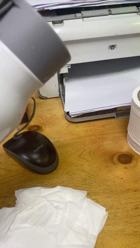 Sản phẩm rò rỉ nước! Đã gửi kèm clip quay rõ nắp đậy chặt nhưng vẫn rò rỉ nước thành dòng! Tiki thu hồi lại rồi báo sản phẩm hoàn toàn bình thường không chịu đổi sản phẩm hoàn thiện cho khách! Xử lý rất tệ! Không thể tin dùng mua qua kênh online rồi khi hàng giao không cho kiểm tới khi sử dụng bị lỗi thì kiên quyết nói sản phẩm bình thường!?? Làm sao khách hàng sau này dám tin tưởng mua bán online trên hệ thống Tiki nữa???