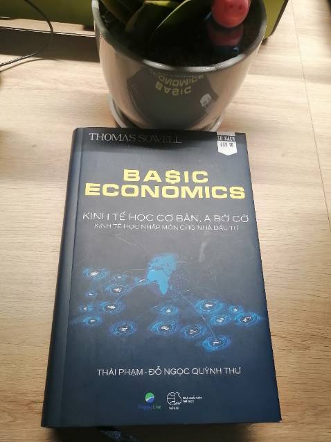 Sách cực hay về kinh tế vĩ mô. 

Dù bạn đang hoạt động trong lĩnh vực kinh doanh, đầu tư thì những kiến thức về lạm phát, lãi suất, giá cả, quy luật cung - cầu đều cần thiết. 

Sách giao hàng nhanh, cho shop 5 sao!