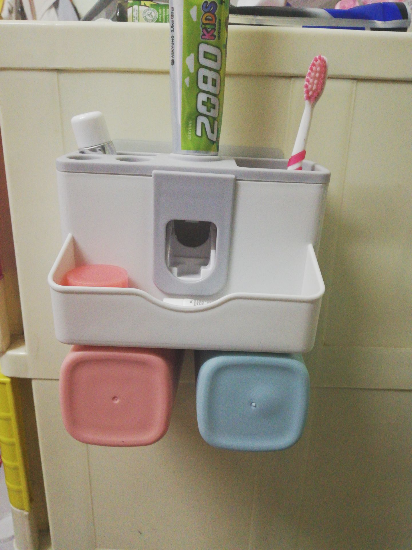 Thất vọng vi hàng giao ko đúng hình mong muốn mua có 2 chỗ nhả kem cho ng lớn và em bé mà chỉ có 1 thiết kế hoàn toàn khác ko hiểu luôn? Mua online thì kiện ai giải quyết?