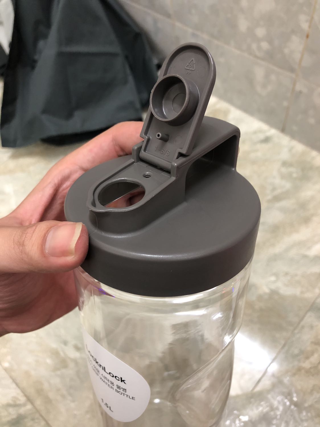 Sản phẩm đẹp mắt, phần nắp hoàn thiện tốt, chai nhựa màu đẹp nhưng hơi mỏng so với mình nghĩ 😅 nó là dạng nhựa mềm chứ không phải nhựa cứng cố định