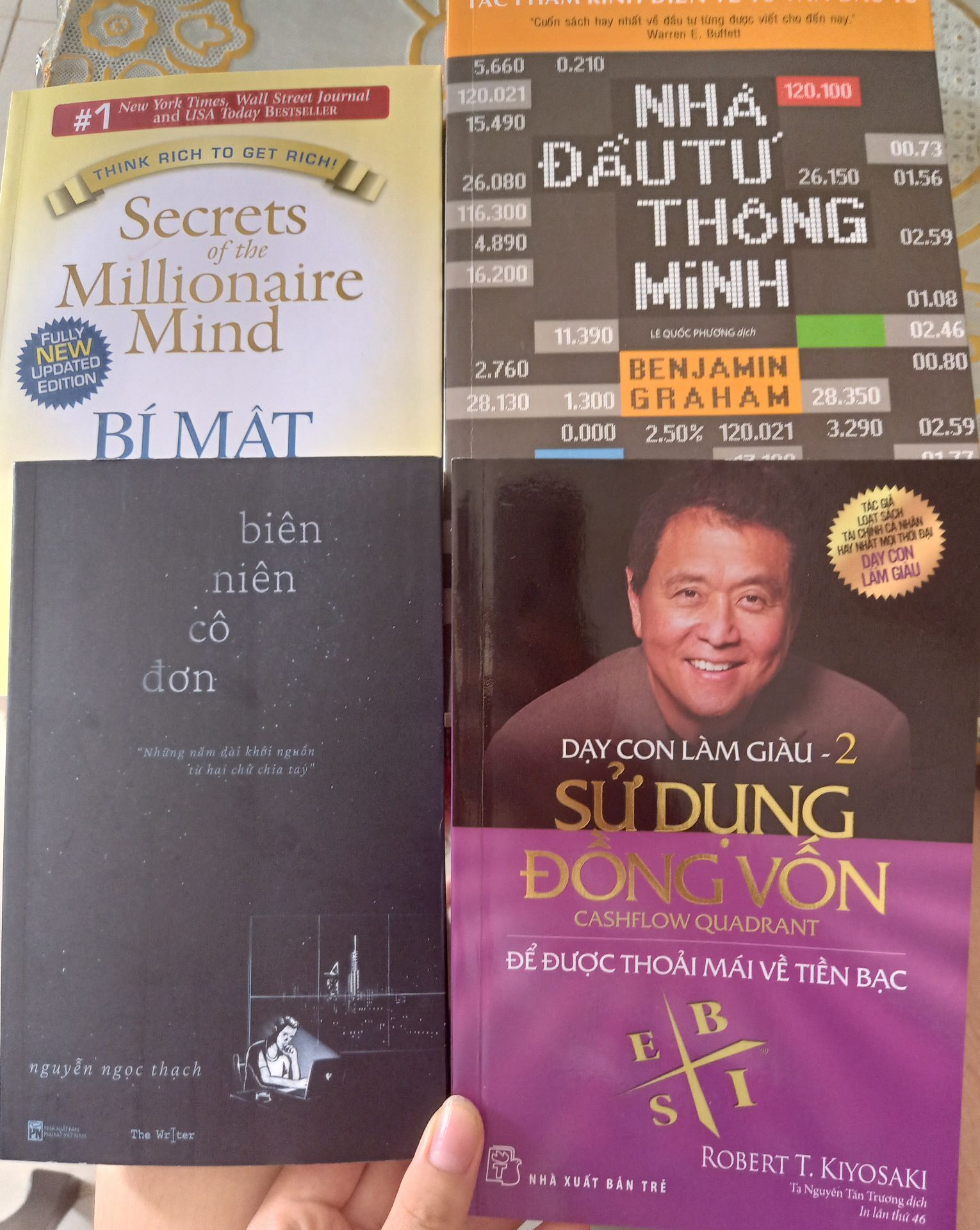 Sách in đẹp nhưng chất liệu giấy siêu tệ = sách lậu. Kiểm tra mã vạch của các sách khác đều chính hãng còn mã vạch của sách thì k tra được!!! Chất liệu giấy siêu tệ. Mua sale 66k mà chất liệu còn dở hơn quyển của Robert kiyosaki có chưa đến 50k nữa? K nên mua ạ! Đã bán thì làm ơn bán sách chính hãng! Chúng tôi mua sách giấy 1 phần cũng để ủng hộ tác giả vì những quyển này ebook có hết. Quyển biên niên cô đơn đươc tặng chất liệu sách cũng y chang nhưng vì 0 đồng nên cũng k có ý kiến gì.